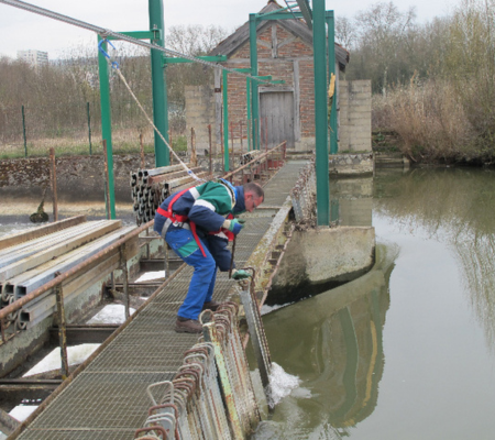 Technicien Alius qui sécurise des travaux batardage sur barrage